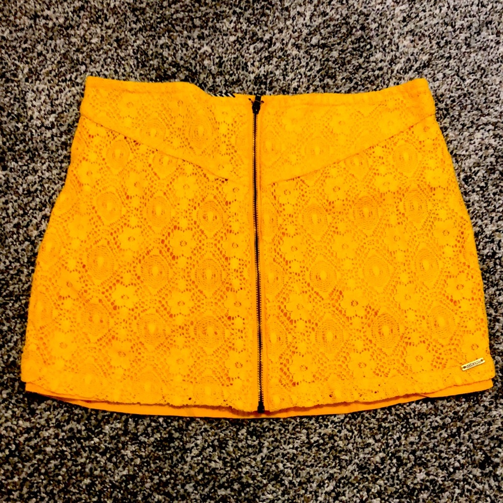 Volcolm size 0 yellow lace mini skirt.
